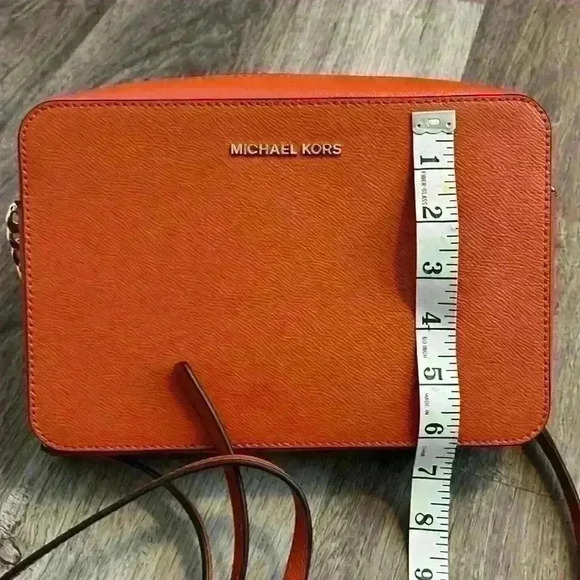 Michael Kors Medium Jet Set Saffiano crossbody bag with gold detail - Picture 8 of 13